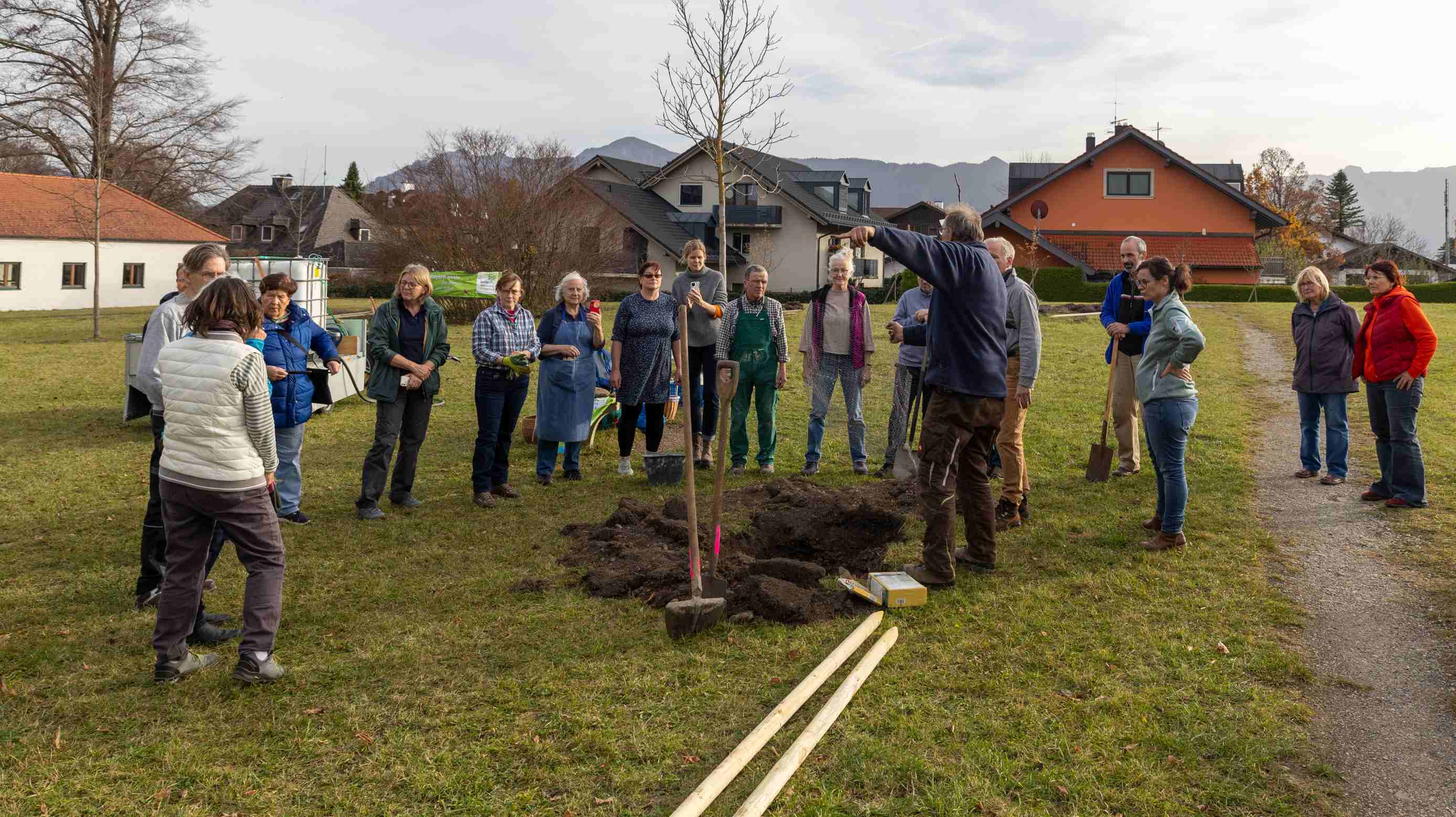 Streuobstpflanzaktion Murnau Begrüßung und Besprechen des Ablaufs