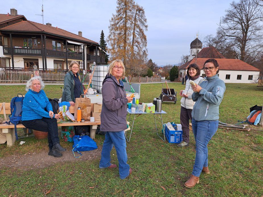 Glücklich und zufrieden stärkte man sich nach der Pflanzaktion mit heißem Apfelsaft und Brezen. Foto Ingrid Geiersberger