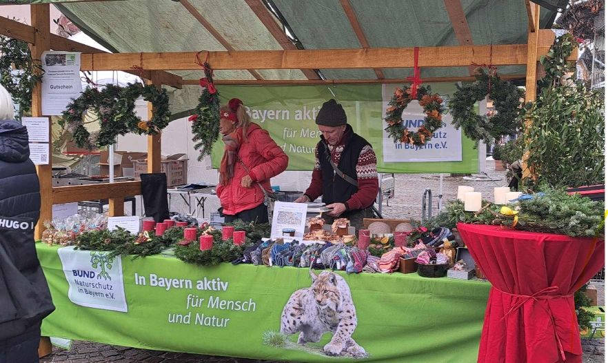Viele fleißige Hände haben schöne Adventskränze gebunden, die neben Daxen, Misteln, selbstgemachter Marmelade und v.a.m. am BN-STand angeboten wurden. Foto Ingrid Geiersberger