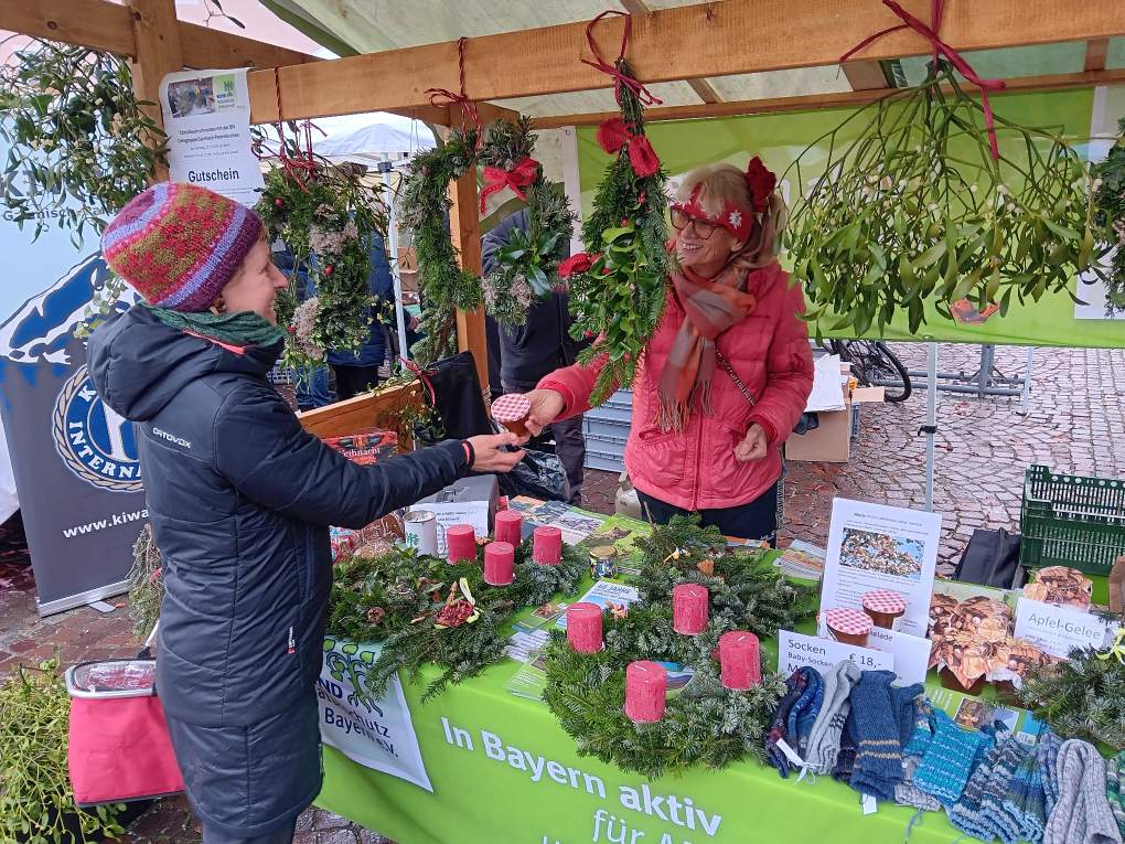 Win-win-win: Fröhliche Kundin, fröhliche Standbetreuerin und guter Zweck. Foto Ingrid Geiersberger